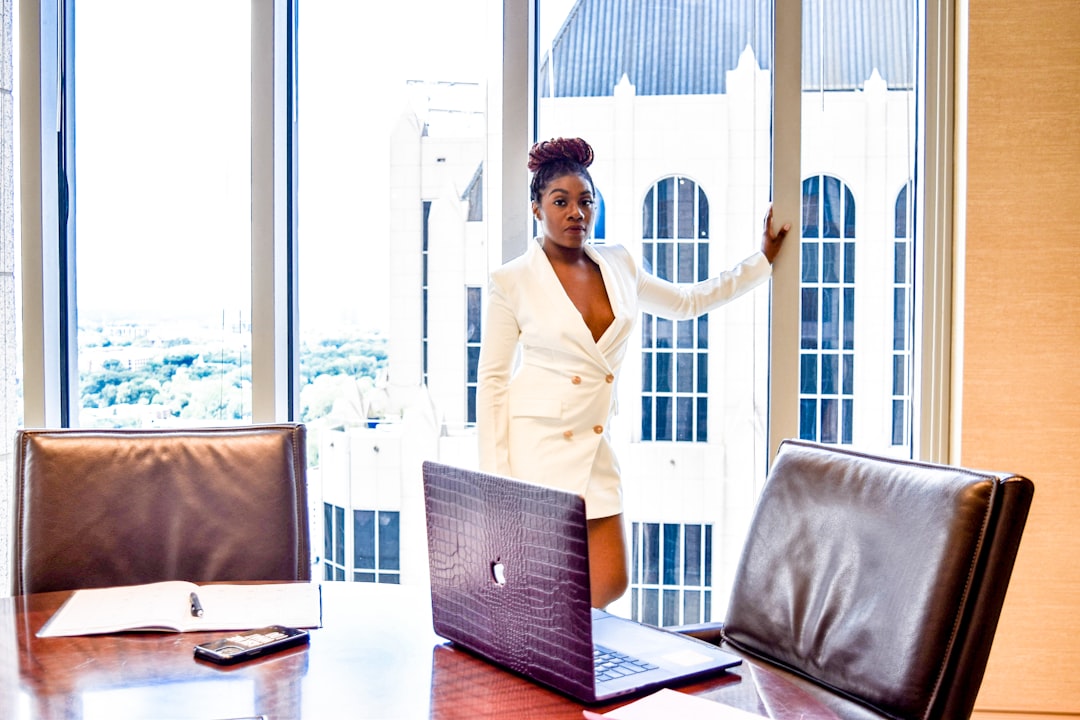 Why Working Women Are Switching to Lipstick That Lasts Through Every Meeting